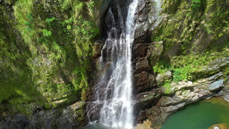 Toma-Cinematográfica-De-Un-Dron-De-Una-Cascada-En-Un-Paisaje-Tropical-De-República-Dominicana