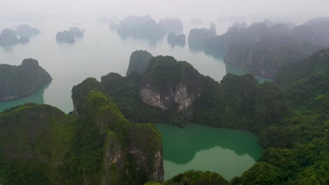 Alta-Inclinación-Aérea-Hacia-Abajo-Sobre-La-Pintoresca-Bahía-De-Halong,-Vietnam