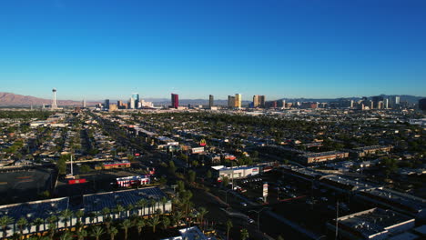 Horizonte-Del-Paisaje-Urbano-De-Las-Vegas,-Estableciendo-Disparos-De-Drones-Desde-El-Vecindario-Oeste