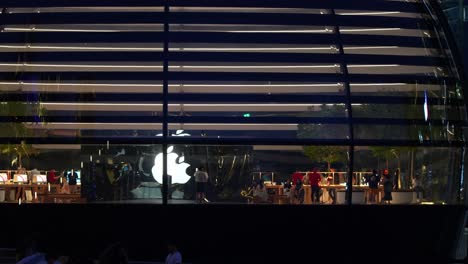 Tienda-Insignia-De-Apple-En-Marina-Bay-Sands,-Estructura-Esférica-Frente-Al-Mar,-Edificio-Emblemático-De-Singapur,-Diseño-Arquitectónico-Llamativo-Y-Futurista,-Tienda-Alimentada-Por-Energía-Renovable