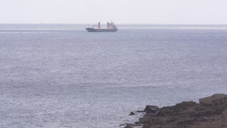 Frachtschiff-Vor-Anker-In-Küstennähe-An-Einem-Ruhigen-Tag