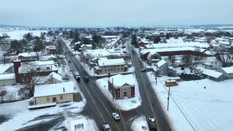 Plaza-De-La-Ciudad-Amish-Cubierta-De-Nieve-Durante-El-Invierno