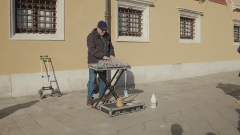 Venezianischer-Straßenmusiker-Spielt-Glasharfe