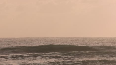Surfer-Wird-Bei-Sonnenaufgang-Bei-Burleigh-Heads,-Gold-Coast,-Australien,-Von-Einer-Welle-Mitgerissen