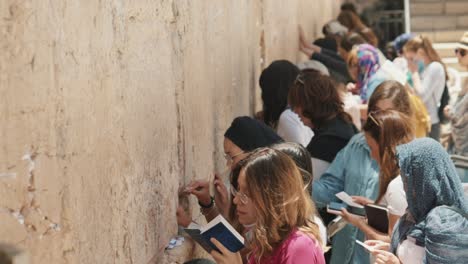 Frauen-Beten-Auf-Jüdische-Art-In-Jerusalem-An-Der-Klagemauer