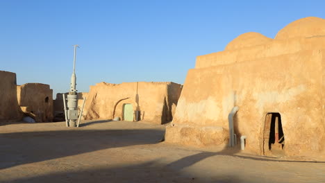 Helles-Sonnenlicht-über-Einer-Wüstenkulisse-Im-Stil-Von-Star-Wars-Tatooine-Mit-Klarem-Himmel