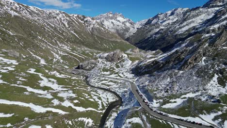 Carretera-Escénica-De-Los-Pirineos-Franceses-Y-Picos-De-Montañas-De-Nieve-Blanca---Antena-4k