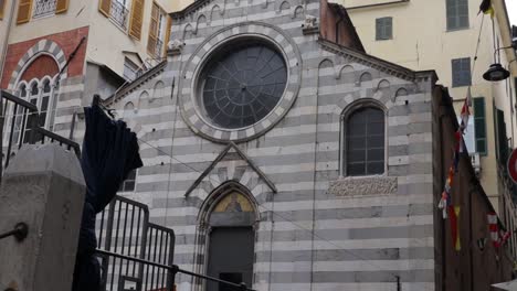 Panning-down-clip-showing-medieval-striped-San-Matteo-church-on-Piazza-San-Matteo-in-Genoa,-Italy