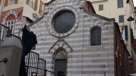 Clip-Panorámico-Que-Muestra-La-Iglesia-Medieval-De-San-Matteo-A-Rayas-En-La-Piazza-San-Matteo-En-Génova,-Italia