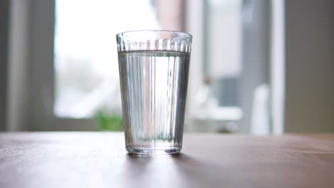 Colocar-Un-Vaso-De-Agua-Frente-A-Una-Ventana.