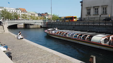 Escena-Cotidiana-En-Copenhague,-Dinamarca,-Turista-En-Barco-En-La-Ciudad-Navegando-Por-El-Canal