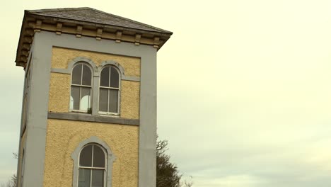 Schwenk-Up-Aufnahme-Des-Berühmten-Fisheries-Tower-Im-Stadtzentrum-Von-Galway,-Irland
