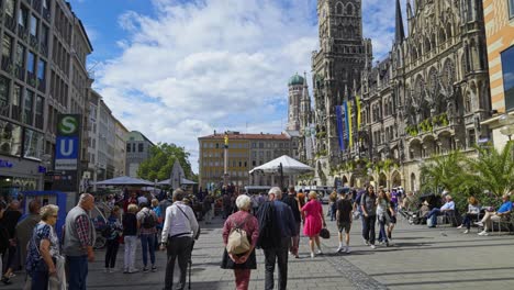 Visitors,-residents-and-tourists-enjoy-the-sights-Marienplatz,-Munich