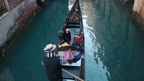 Gondel-Gleitet-Ruhig-Den-Kanal-Von-Venedig-Hinunter