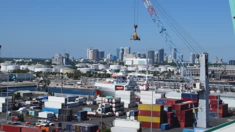 Erleben-Sie-In-Einem-Werbevideo-Einen-Containerdepot-Vor-Der-Dynamischen-Skyline-Einer-Stadt,-Das-Die-Integration-Von-Logistik-Und-Städtischer-Infrastruktur-Veranschaulicht