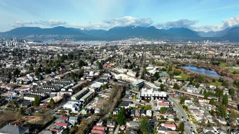 Panoramablick-Auf-Die-Nachbarschaft-In-Victoria-Dr.-Und-Kingsway-In-Vancouver,-Kanada-–-Drohnenaufnahme