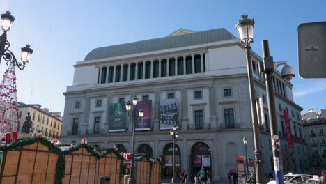 Das-Teatro-Real-An-Der-Plaza-Isabel-II-Und-Gegenüber-Dem-Königspalast-Ist-Spaniens-Bedeutendste-Institution-Für-Darstellende-Und-Musikalische-Künste.