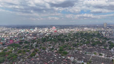 Kreisförmige-Drohnenaufnahmen-Der-Stadt-Manila-Und-Des-Chinesischen-Friedhofs-Auf-Den-Philippinen