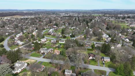 Toma-Aérea-Amplia-Que-Muestra-Una-Hermosa-Comunidad-Con-Casas-En-El-Distrito-Suburbano-De-La-Ciudad-De-Lancaster,-Estados-Unidos