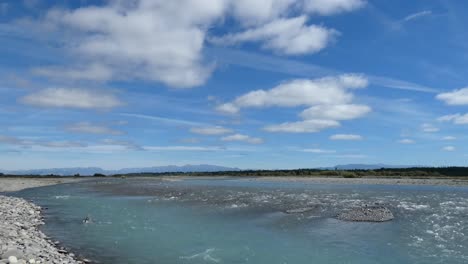 Sanft-Fließender-Türkisfarbener-Fluss-In-Weitläufiger-Sommerlandschaft