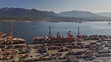 Vancouver,-BC,-Kanada,-Luftüberflug-Mit-V89-Drohne-Und-Rundum-Containerterminal,-Aufnahme-Der-Werftanlage,-Des-Hafens-Und-Der-Bergsicht-An-Der-Nordküste-–-Aufgenommen-Mit-Mavic-3-Pro-Cine-–-Juli-2023