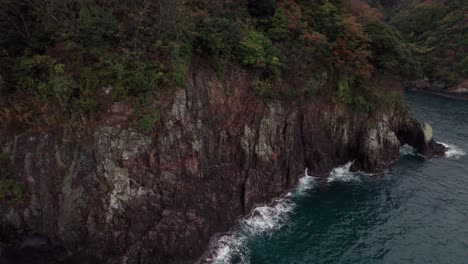 Paisaje-Aéreo-Panorámico-De-Drones-Acantilado-Rocoso-Mar-Japonés-En-Kyoto-Kyotango-Con-Naranjos-Marrones-Verdes,-Olas-Azules-Del-Océano-Rompiendo-En-El-Destino-Asiático-De-Viajes-A-Japón