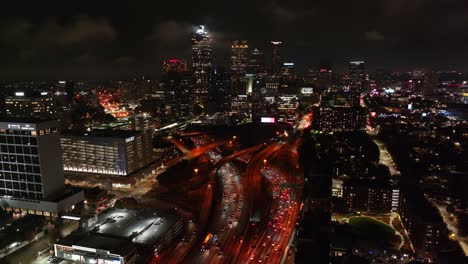 Blick-Auf-Die-Innenstadt-Von-Atlanta,-Moderne-Wolkenkratzer-Und-Skyline-Gebäude-Bei-Nacht-Unter-Bewölktem-Himmel,-Georgia,-USA