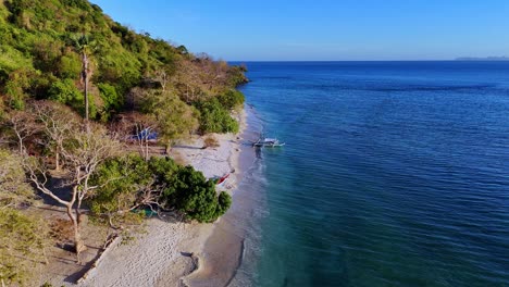 Drohnenaufnahmen-Eines-Strandes-Mit-Bambushäusern-In-Der-Nähe-Von-Palawan-Auf-Den-Philippinen