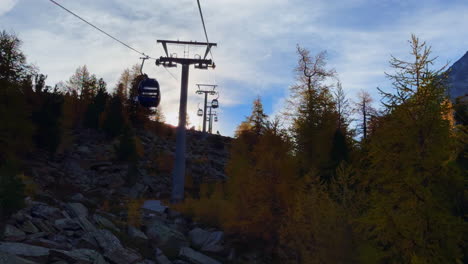 Morgen-Sonnenlicht-Herbst-Lerchen-Wald-Saastal-Saas-Fee-Schweiz-Gondelfahrt-Gipfel-Der-Schweizer-Alpen-Gletscher-Berggipfel-Sommermorgen-Atemberaubend-Klar-Blauer-Himmel-Alpental-Zermatt-Alphabetisch-Statisch