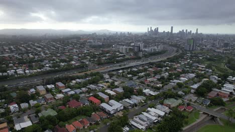 Luftaufnahme-Des-Pacific-Motorway-Und-Der-Stadtlandschaft-Von-Brisbane-Mit-Dramatischem-Himmel-In-Queensland,-Australien