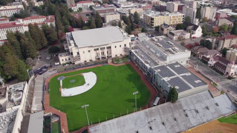 Vista-Aérea-Del-Estadio-Stu-Gordon,-Estadio-De-Béisbol-En-El-Campus-De-Berkeley-De-La-Universidad-De-California,-Revelando-Un-Disparo-De-Drone