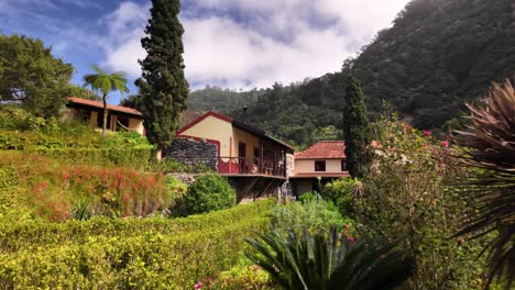 Toma-De-Seguimiento-De-Una-Hermosa-Cabaña-En-Un-Encantador-Hotel-Con-Jardín-En-La-Isla-De-Madeira.