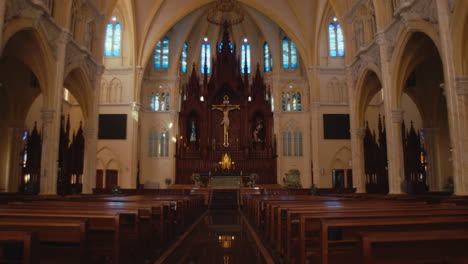 Die-Kirche-Ist-Groß-Und-Neu-Mit-Leeren-Sitzreihen-Und-Einer-Statue-Gottes-In-Der-Mitte