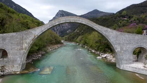 Luftaufnahme-Der-Plaka-Brücke-Bei-Tzoumerka-Epirus,-Arahthos-Griechenland,-Filmmaterial