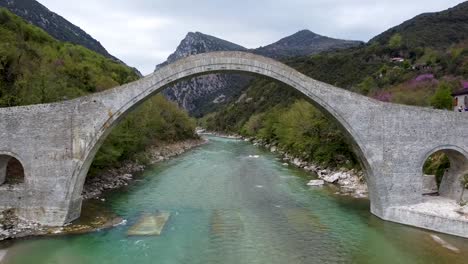 Toma-Aérea-Del-Puente-Plaka-En-Tzoumerka-Epirus,-Arahthos-Grecia,-Metraje