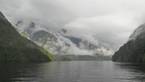 Zeitlupen-Schwenk-über-Nebelbedeckte,-Sonnendurchflutete-Berge-Im-Doubtful-Sound-–-Patea,-Neuseeland