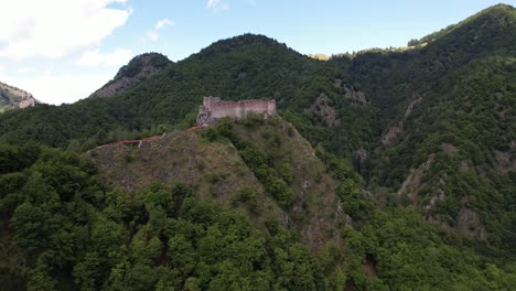 La-Histórica-Ciudadela-De-Poenari-En-Medio-De-Una-Exuberante-Vegetación,-Vista-Aérea