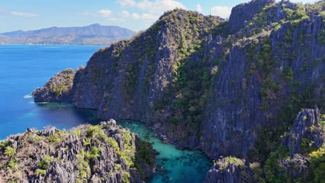 Drone-footage-of-cliffs-and-lagoons-on-Coron-island-in-the-Philippines