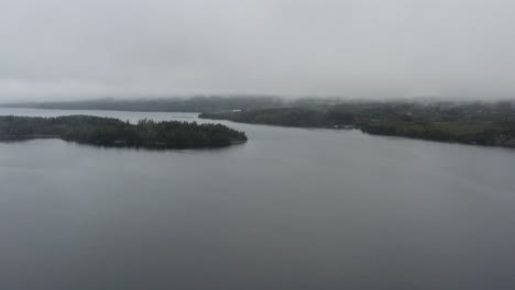 Neblig-Ruhiger-See-In-Nordschweden,-Skandinavien