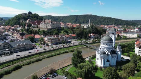 Ciudad-De-Sighisoara,-Iglesia-Y-Río-Tarnava-En-Transilvania,-Rumania---Antena-4k