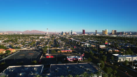 Skyline-Der-Stadt-Von-Las-Vegas,-Nevada,-Drohnenaufnahme,-Abendverkehr-In-Der-Nachbarschaft-Von-Strip-Hotels-Und-Casinos