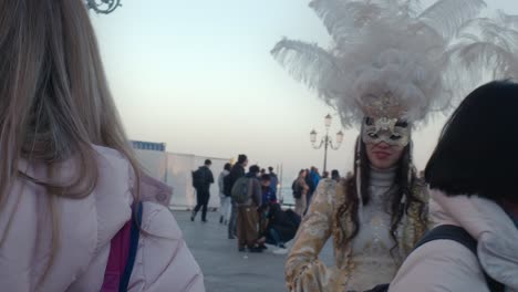 Tourist-Fängt-Venezianischen-Karneval-Paar