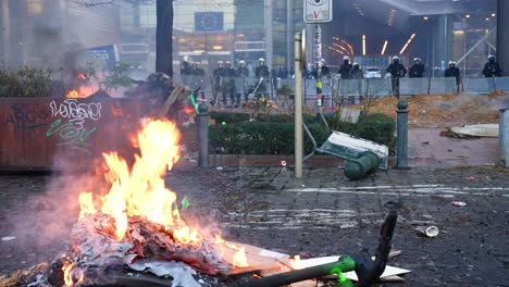 Belgische-Bereitschaftspolizei-Schützt-Das-Gebäude-Des-Europäischen-Parlaments-Während-Einer-Demonstration---Brüssel,-Belgien