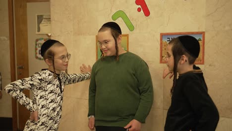 Niños-Judíos-Riéndose-De-Otra-Clase-En-La-Escuela.