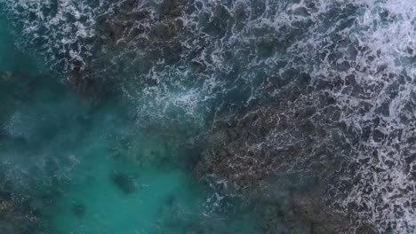 Wunderschönes-Türkisfarbenes-Friedliches-Meer