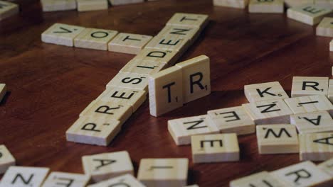 Scrabble-Spiel-Fliesen-Buchstaben-Bilden-Wörter-&quot;Abstimmung&quot;,-&quot;Präsident&quot;-Und-&quot;Trump&quot;