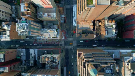 Downtown-New-York-City,-traffic-flowing-through-the-streets