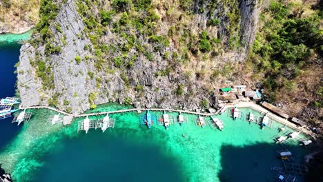 Drohnenaufnahmen-Von-Booten-In-Einer-Lagune-Auf-Der-Insel-Coron-Auf-Den-Philippinen