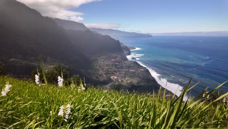 Toma-De-Seguimiento-De-La-Impresionante-Costa-Norte-De-La-Isla-De-Madeira,-Cámara-Lenta