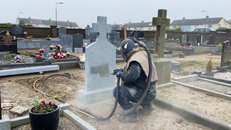 Lápida-De-Arenado-Lápida-En-El-Cementerio-Hombre-Trabajando